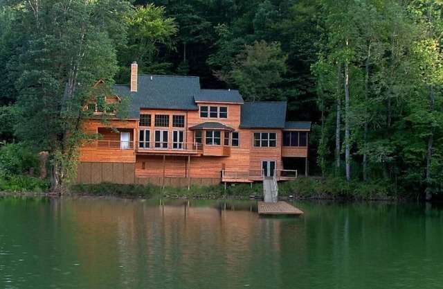 Beautiful 3+BR Lakefront Home on Lake Santeetlah - Sleeps 10
