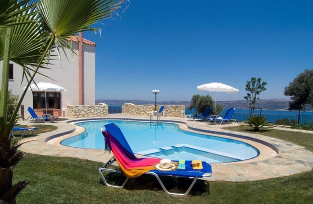 Belle villa de 3 étages avec piscine privée et vue imprenable sur la mer de Crète!