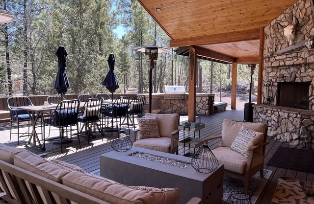 Beautiful 3134 sq ft cabin on 1.3 acres, hot tub, fireplace, huge deck