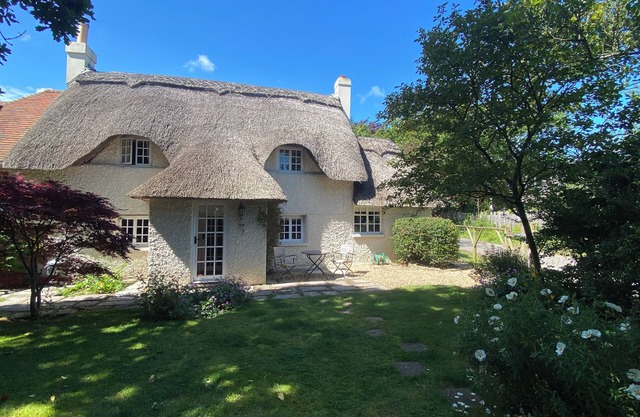 Beautiful 350 Year Old New Forest Thatched Cottage - Near The Sea