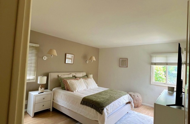 Beautiful 3BD/2BA home with full kitchen, central A/C, Wi-Fi, + all utilities.