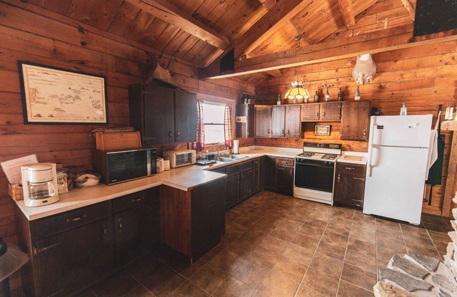 OGONTZ - Equestrian South - - Superbe cabine à poutres et colonnes de style ranch