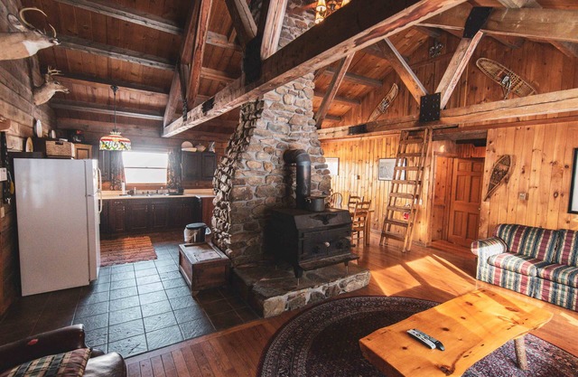 OGONTZ - Nord Equestre - - Superbe cabine à poutres et colonnes de style ranch