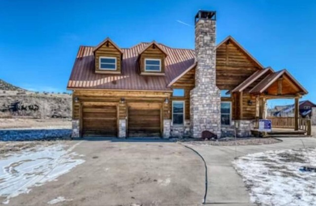 Beautiful 3bed 4bath cabin with Hot Tub. Close to Ski, Golf, Fish, Hike, 4x4