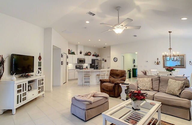 Spacious 3BR home mins from Beach & Daytona 500. Sleeps 8!