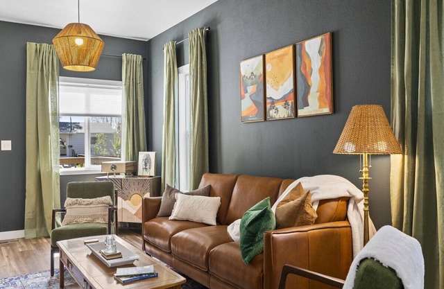 Beautiful 3BR Home: Hot Tub, Easy Walk to Downtown