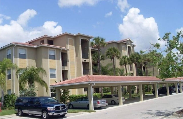 Emplacement parfait, golf 27 trous, condo comme neuf, communauté de villégiature