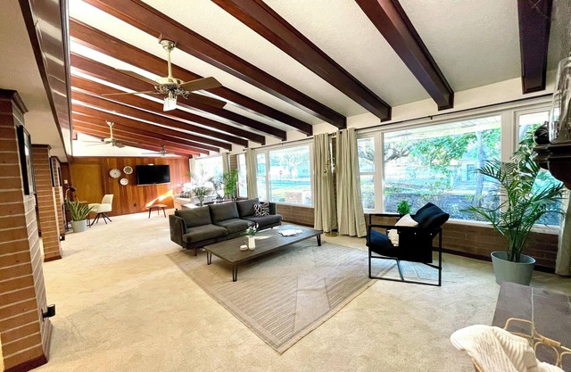 Beautiful 4/3 Home + Pool & Hot Tub