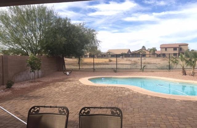 Magnifique maison de 4 chambres avec piscine privée chauffée située à Johnson Ranch