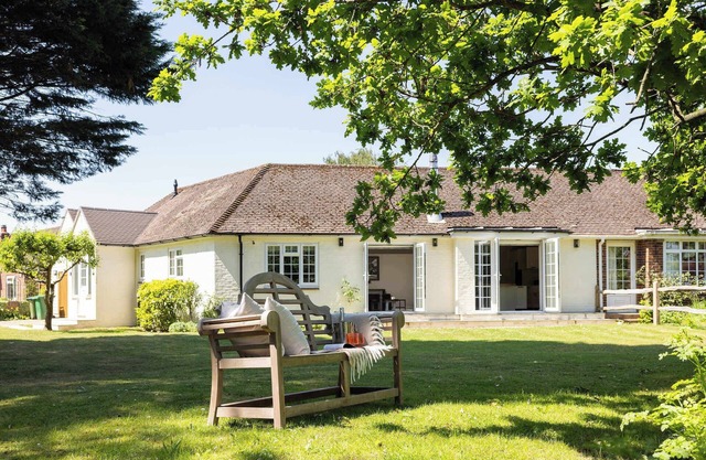 Beautiful 4-Bed Close to South Downs & Goodwood
