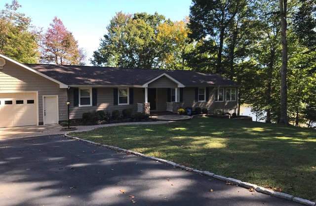 Beautiful 4-bed Kerr lakehouse w/dock in tranquil Clarksville.