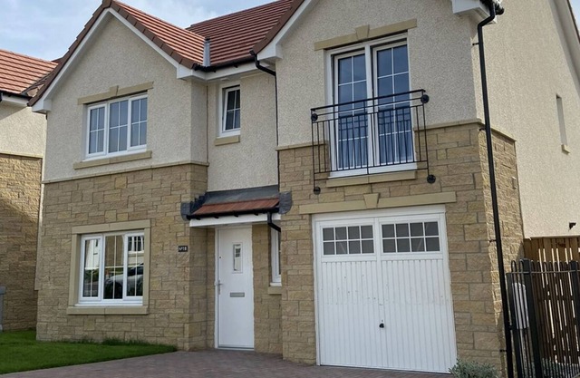 Beautiful 4 Bedroom 3 Beds House in Glasgow