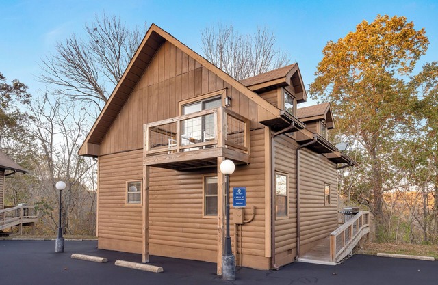 Beautiful 4 Bedroom Chalet .5 Miles from Dale Hollow Lake! #3