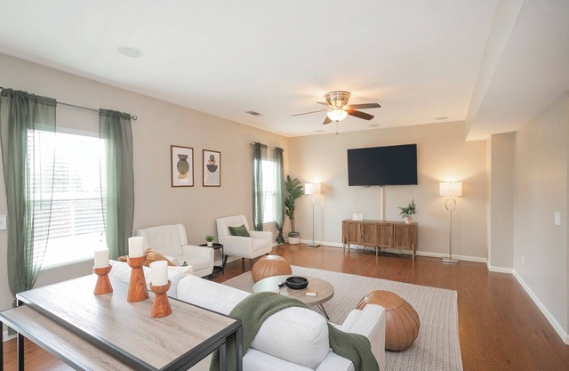 Beautiful 4 bedroom Home Minutes From Downtown Nashville!