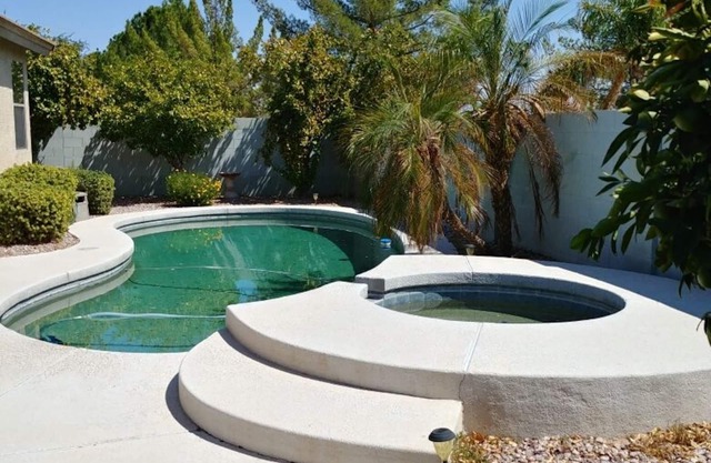 Belle maison de 4 chambres avec piscine chauffée et spa