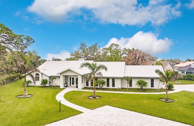 Beautiful 4-bedroom House in Charming Location - Heated Pool - Near Beach