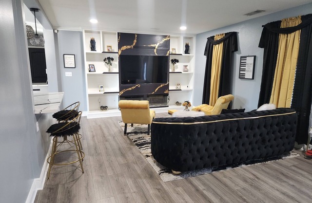 Beautiful 4 bedroom House with AC, Game room , patio. Only 2min from airport