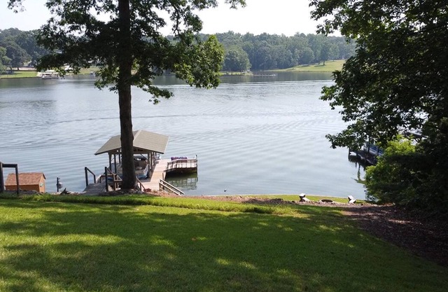 Beau Lakehouse 4 chambres sur une crique en eau profonde sur le lac Greenwood.