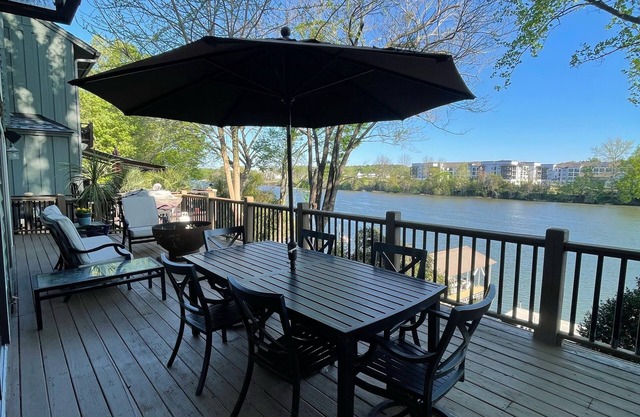 Beautiful 4 Bedroom River Front House in Downtown