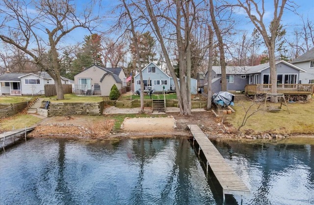 Beautiful 4-bedroom Lake Front Retreat with HOT TUB & BOAT