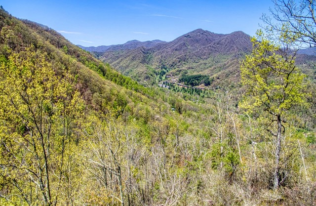 Beautiful 4 BR/ 3.5 BA + Loft, Hot-Tub, Valley Views, Covered Porch, Wi-Fi