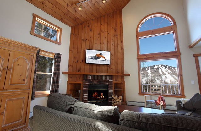 Beautiful 4 BR Townhome minutes from Mt Snow