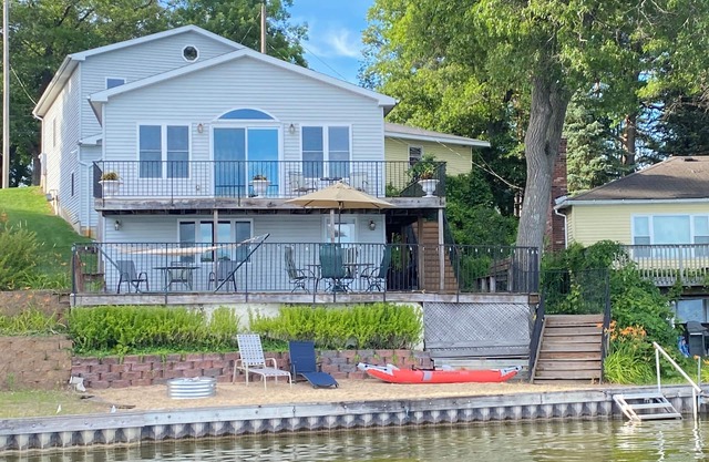 Beautiful 4 season, 3 bd, 2.5 bath, private beach, stunning views, AC.