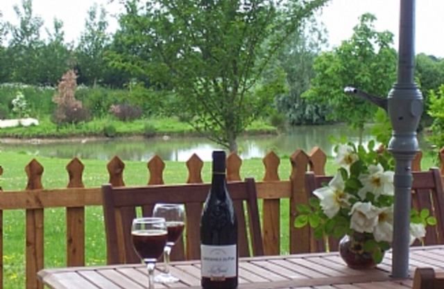 Belle 4 Star rural Suffolk Cottage Surplombant le lac