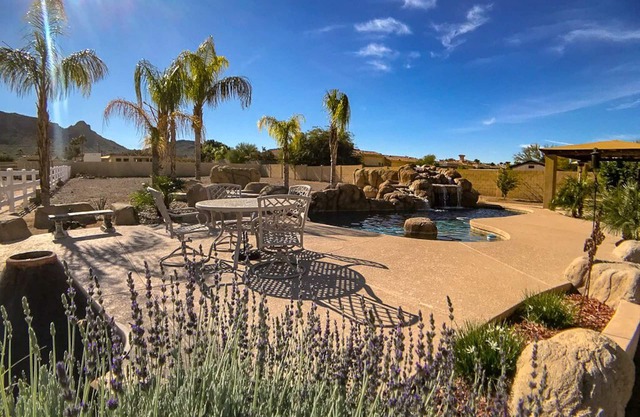 Beau domaine 4Bd 2Ba avec piscine de style Resort et espace spa sur plus d'un acre.