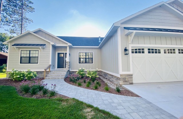 Beautiful 4bdrm home in Crystal Mountain Resort with resort hot tub. fees apply