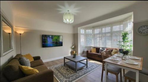 Beautiful 4Bedroom 2Bath Wifi and Free Parking
