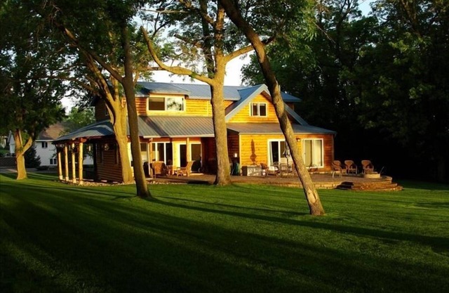 Belle maison de 5000 pieds carrés sur le lac tranquille à Alexandrie