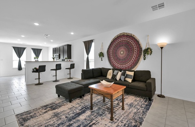 Beautiful 5 Bdrm Home in Central Location with Queen Beds and Parking
