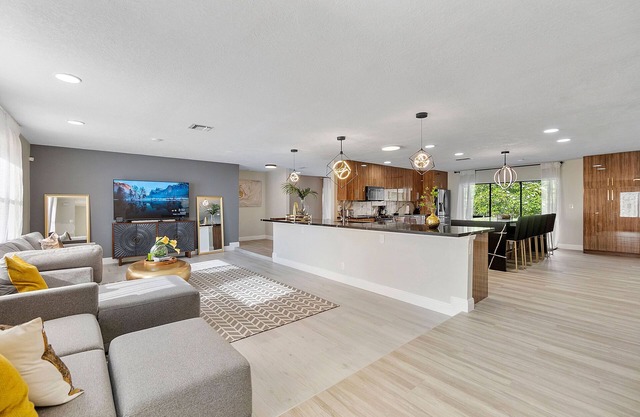 Beautiful 5 Bedroom Pool home n