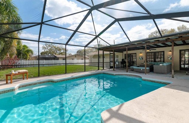 Beautiful 5 bedroom Clearwater home close to beach