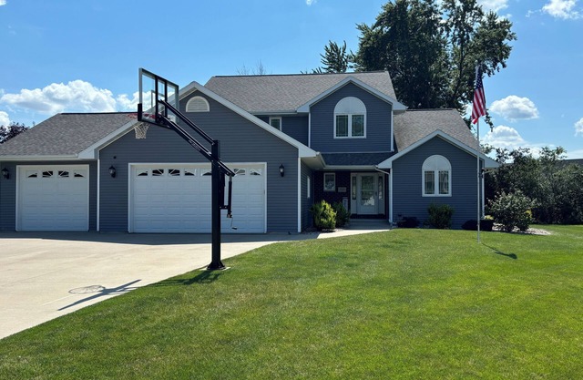 Beautiful 5 Bedroom Home - 3400 square feet