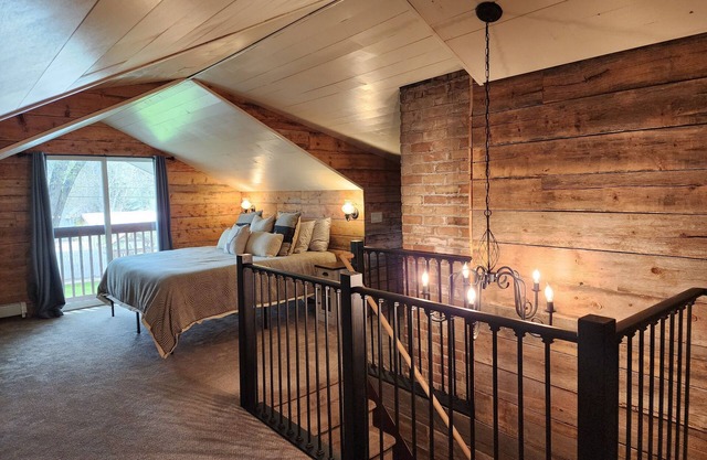 Beautiful 5 bedroom home w/ access to hot tub/pool 25 mins to Glenwood or Vail!