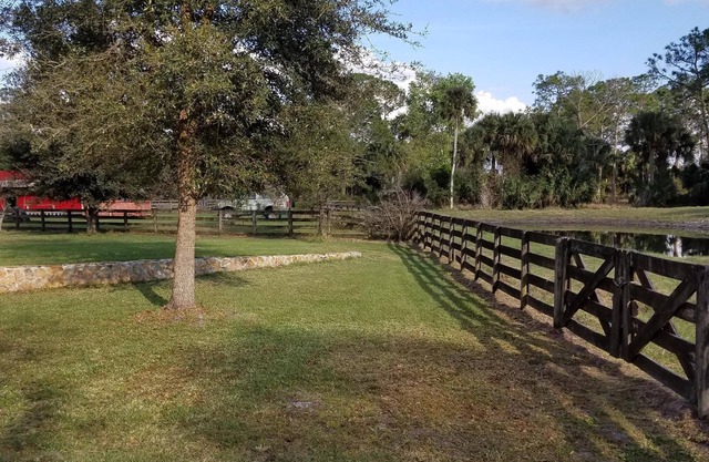 Belle cabane en rondins de 5 chambres sur 100 acres avec piscine, près d'Orlando