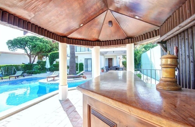 Superbe villa de 5 chambres et des jardins avec terrain de tennis dans le Vale do Lobo région