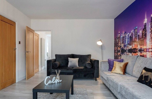 Beautiful 6 bed home / ample parking & pool table