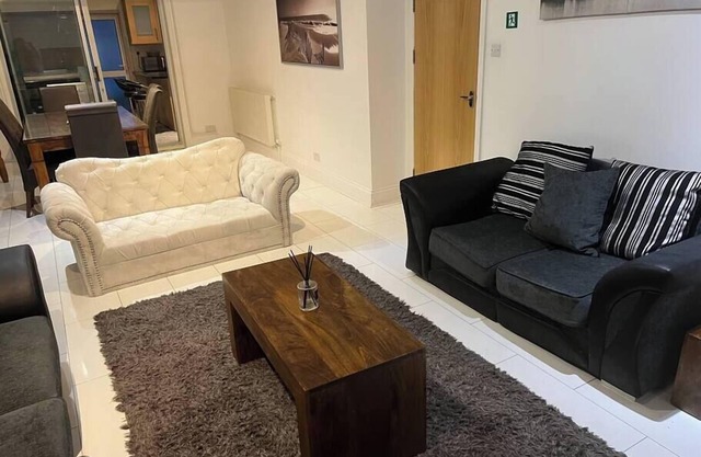 Beautiful 6 Bedroom with spacious Lounge