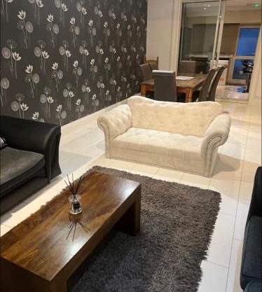 Beautiful 6 Bedroom with spacious Lounge & Rooms Free parking