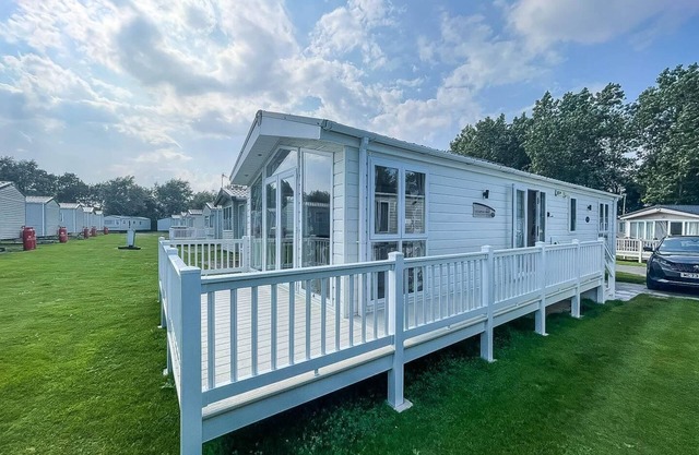 Beautiful 6 berth caravan with decking at Broadland Sands ref 20009SV
