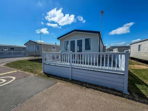 Beautiful 6 Berth Caravan With Stunning Sea Views In Suffolk Ref 68029Cr