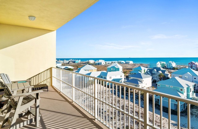 Beautiful 6th floor condo with a view. Welcome to the most amazing beach!