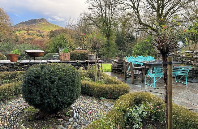 Beautiful 7 Bedroom 14th Century Manor House with large private gardens