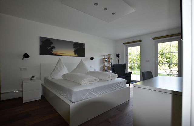 Beautiful 75sqm apartment with terrace in country villa on Lake Chiemsee