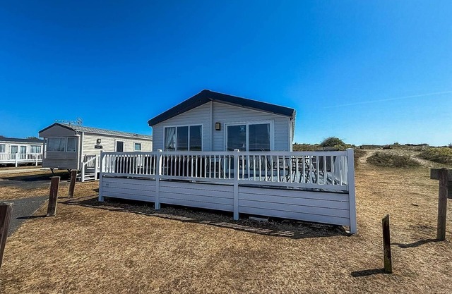 Beautiful 8 berth lodge for hire at Kessingland Beach in Suffolk ref 90012TD