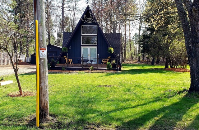 Magnifique A Frame Cottage situé sur le sentier de VTT, à quelques pas du lac!