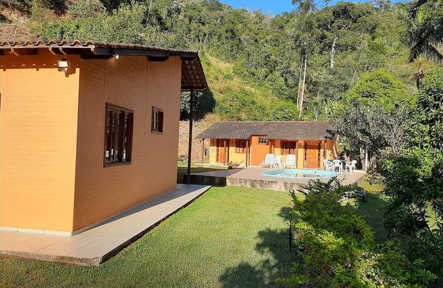 Belle et confortable maison en place, avec nature préservée, piscine et étang de pêche